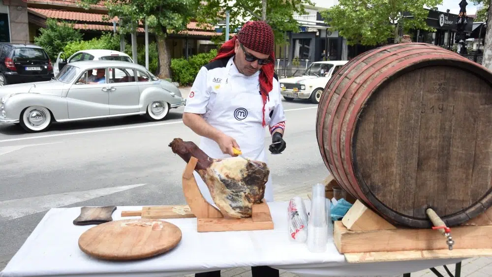 Vlasnici oldtimer vozila u Čitluku dočekani s vinom, pršutom i uštipcima