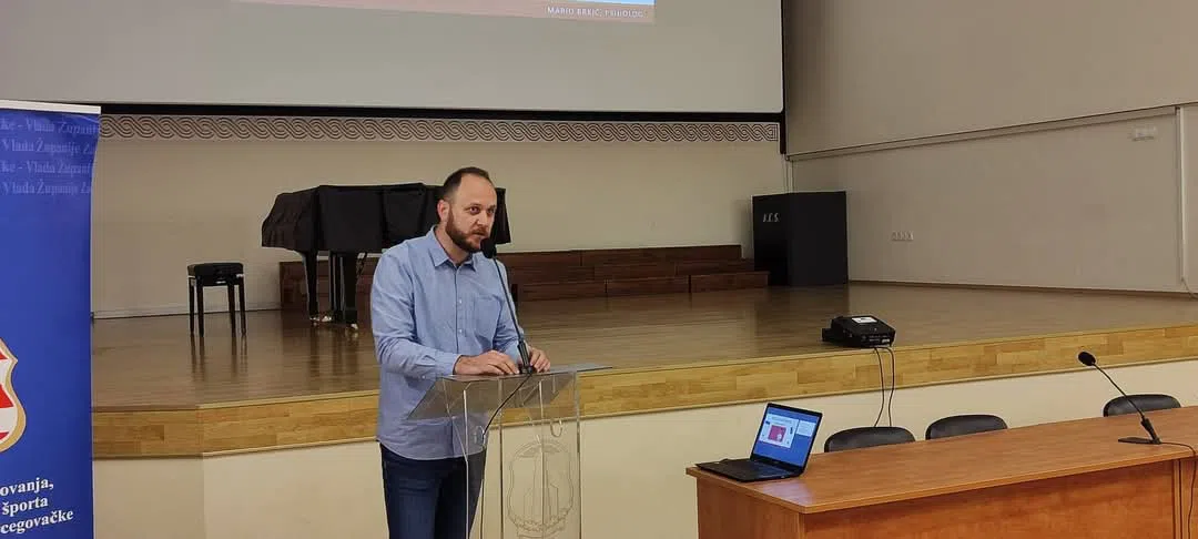 Internet nije igračka: Stručno predavanje o virtualnim prijetnjama djeci održano u Posušju