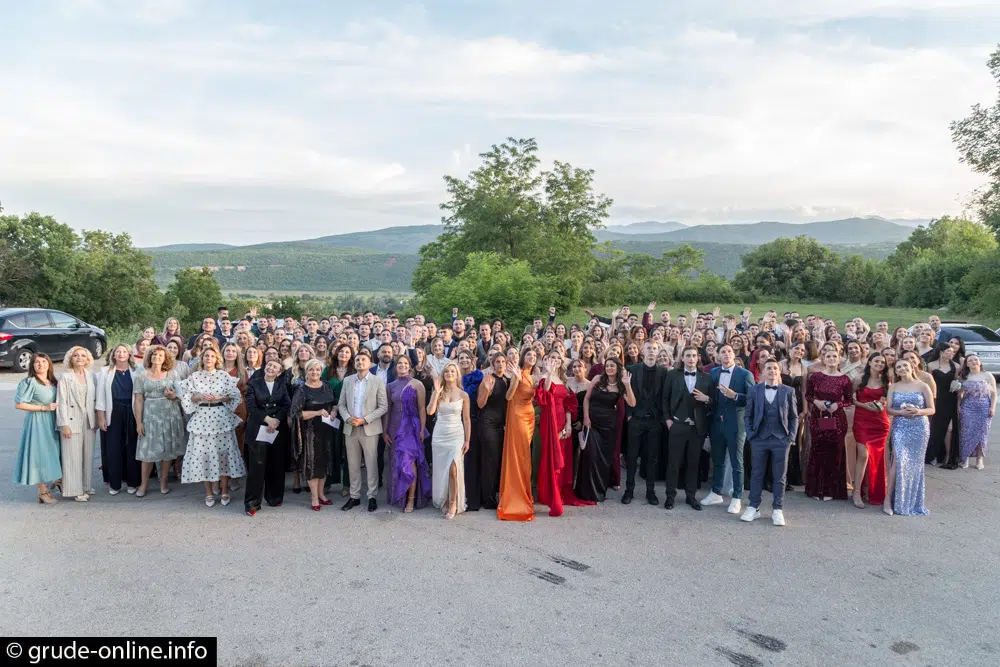 Večer za pamćenje: Grudski maturanti zablistali u punom sjaju (FOTO/VIDEO)