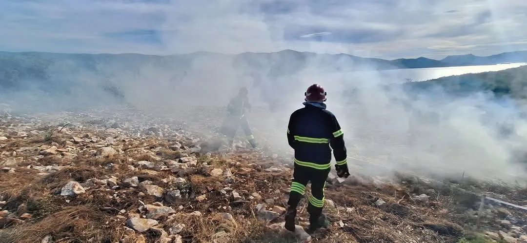 FOTO: Požar na poluotoku Klek