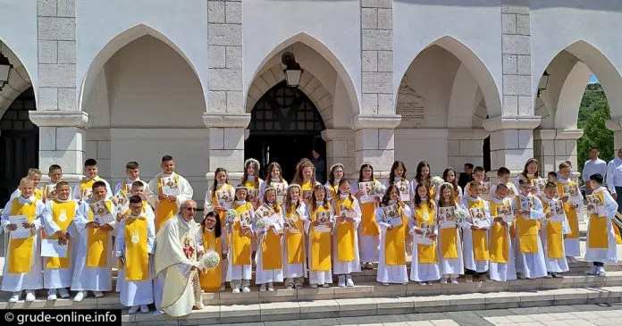 FOTO: U Crkvi svete Katarine u Grudama svečano proslavljena Prva