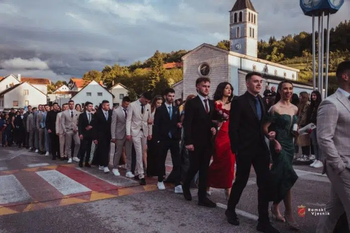 PROZOR: Maturalna svečanost uz defile mladosti i ljepote