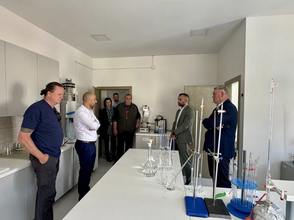 Predsjednik Vlade HBŽ Ivan Vukadin s ministrima Perićem i Ćubelom boravio u radnom posjetu Zavodu za hranu i veterinarstvo Hercegbosanske županije
