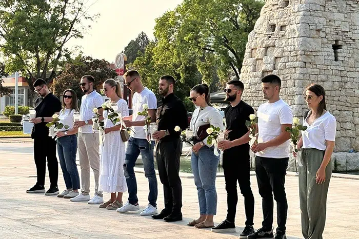 FOTO | U Čapljini zapaljene svijeće za ubijenu djecu Viteza
