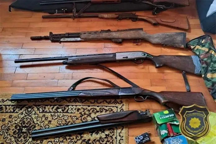 FOTO | Pretres u Gabeli – pronađeno oružje i eksploziv,