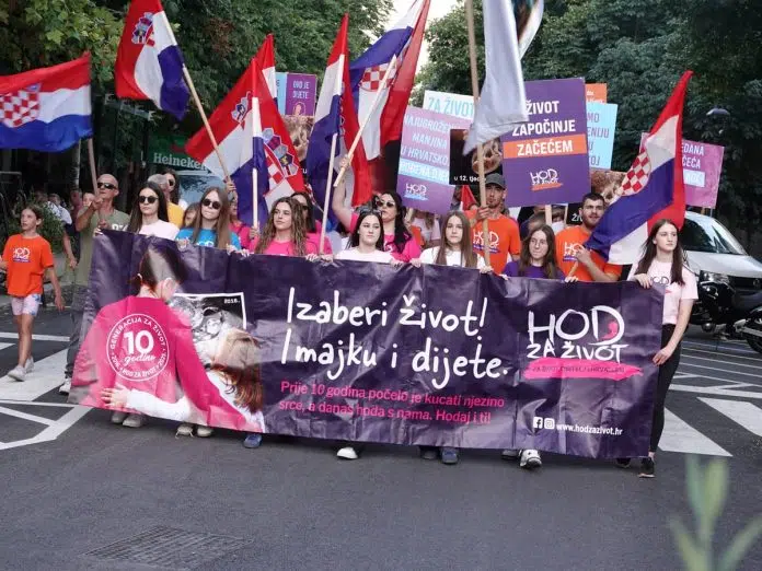 FOTO: Veliki broj ljudi na petom jubilarnom Hodu za život