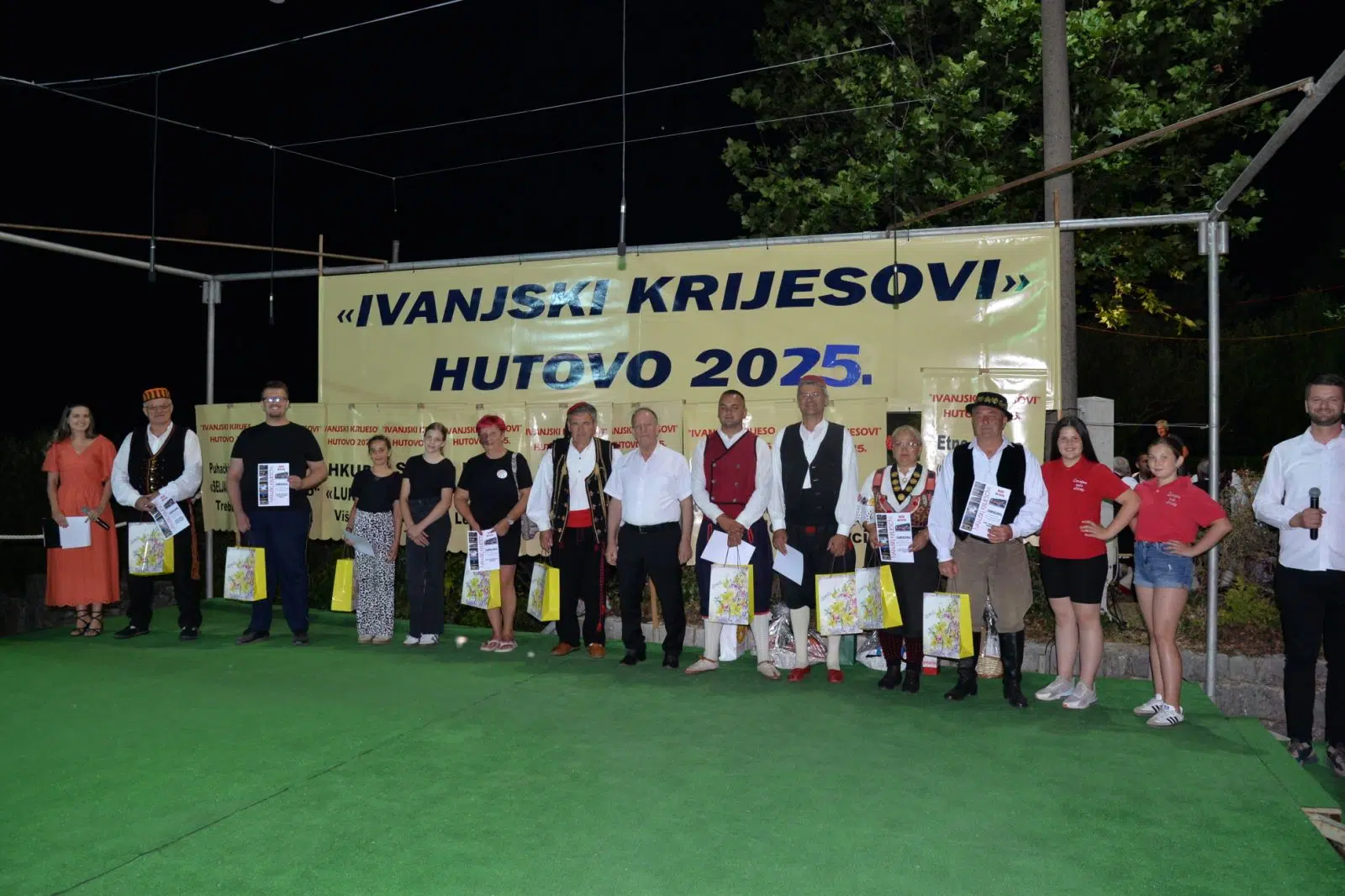 FOTO| Večer za pamćenje: Ivanjski krijesovi i ove godine zapalili Hutovo i goste