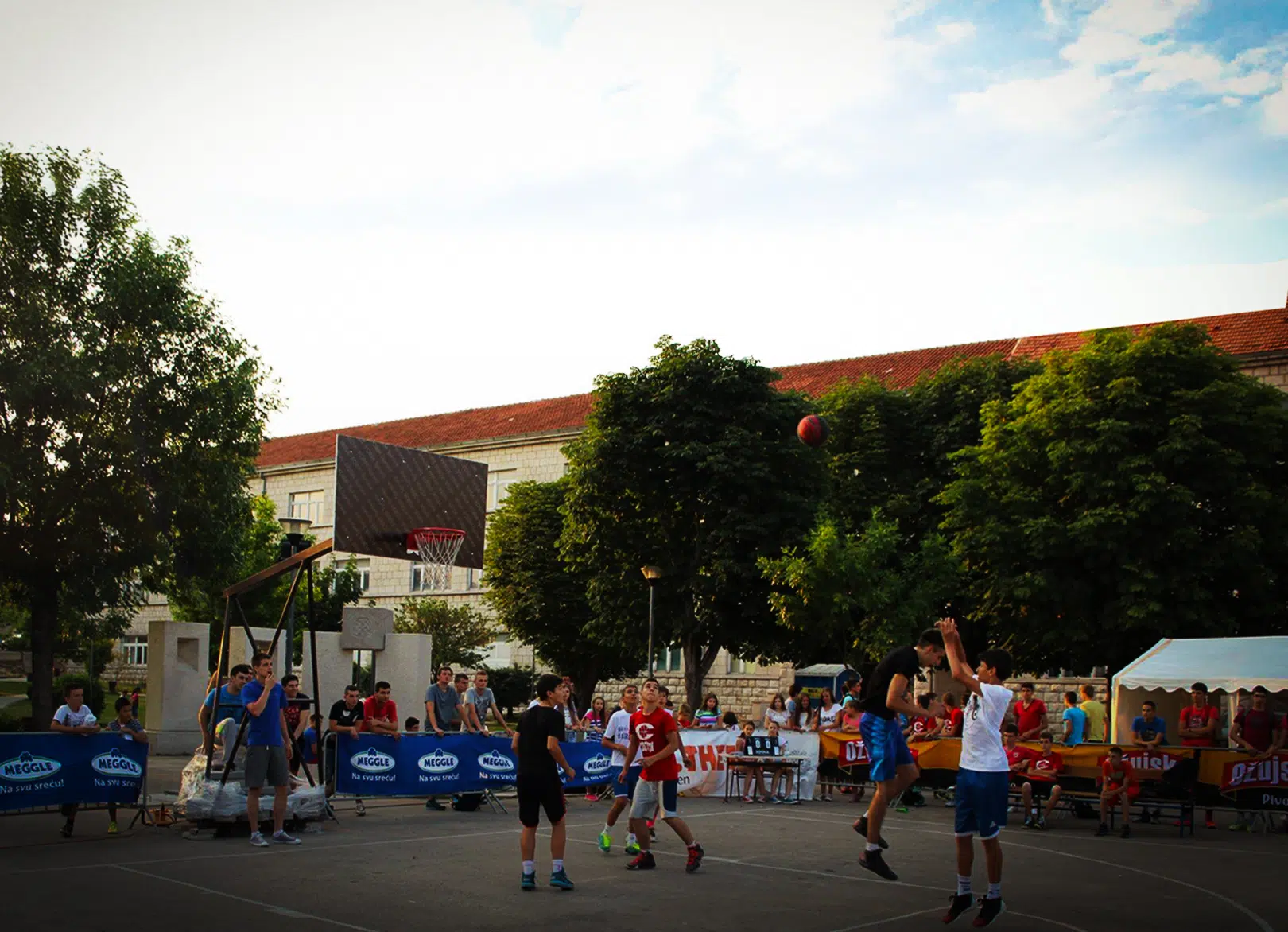 Ovog ljeta, Trg hrvatskih branitelja u Posušju postaje centar vrhunske 3×3 košarke!