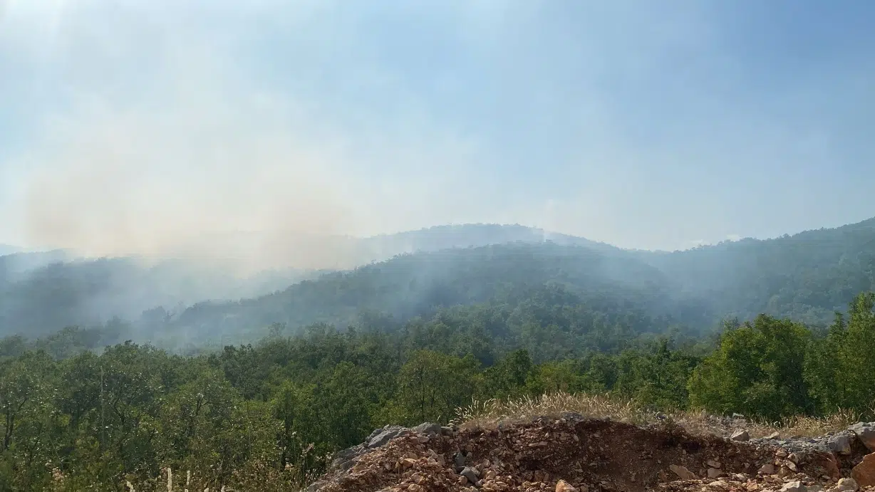 Još uvijek gori u Grudama: 35 vatrogasaca na terenu, zatražena pomoć iz zraka