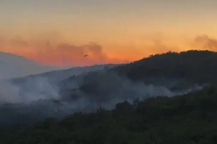 Nepristupačan teren i vjetar otežavaju gašenje požara između Gruda i Posušja