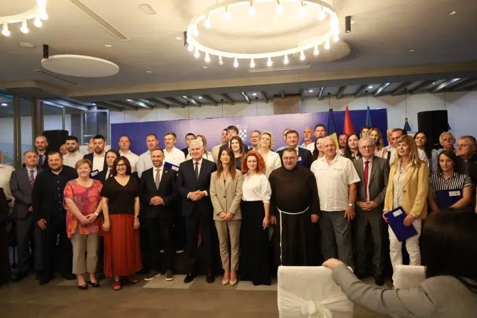 Potpora Hrvatima u BiH: U Ljubuškom dodijeljeno 68 ugovora vrijednih 3,5
