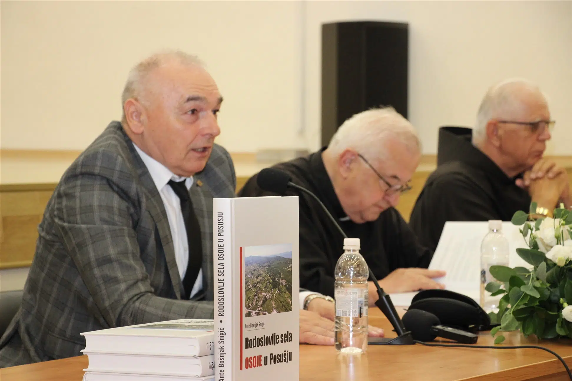 U Posušju predstavljena knjiga Ante Bošnjaka o Osoju: Više od 500 stranica obiteljskih stabala i povijesne baštine