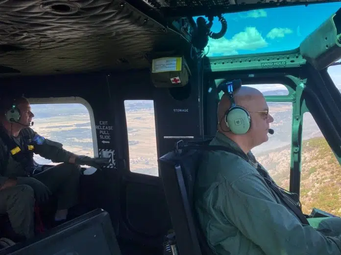 FOTO | Helikopter OS BiH gasi požar u Grudama u