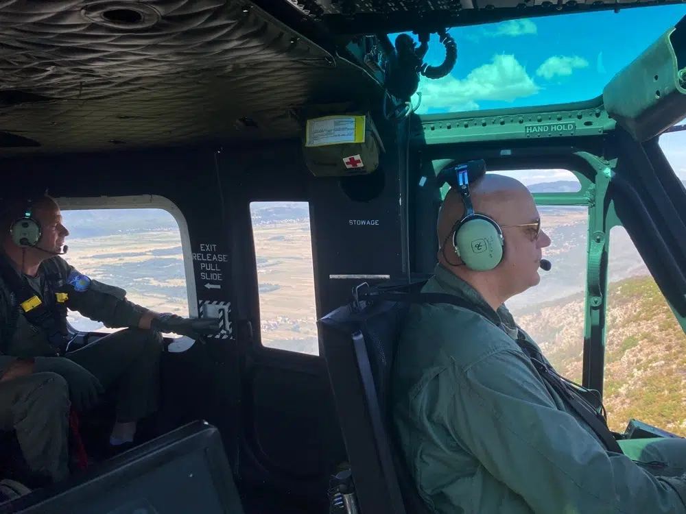 FOTO | Helikopter OS BiH gasi požar u Grudama u izuzetno složenim vremenskim uvjetima