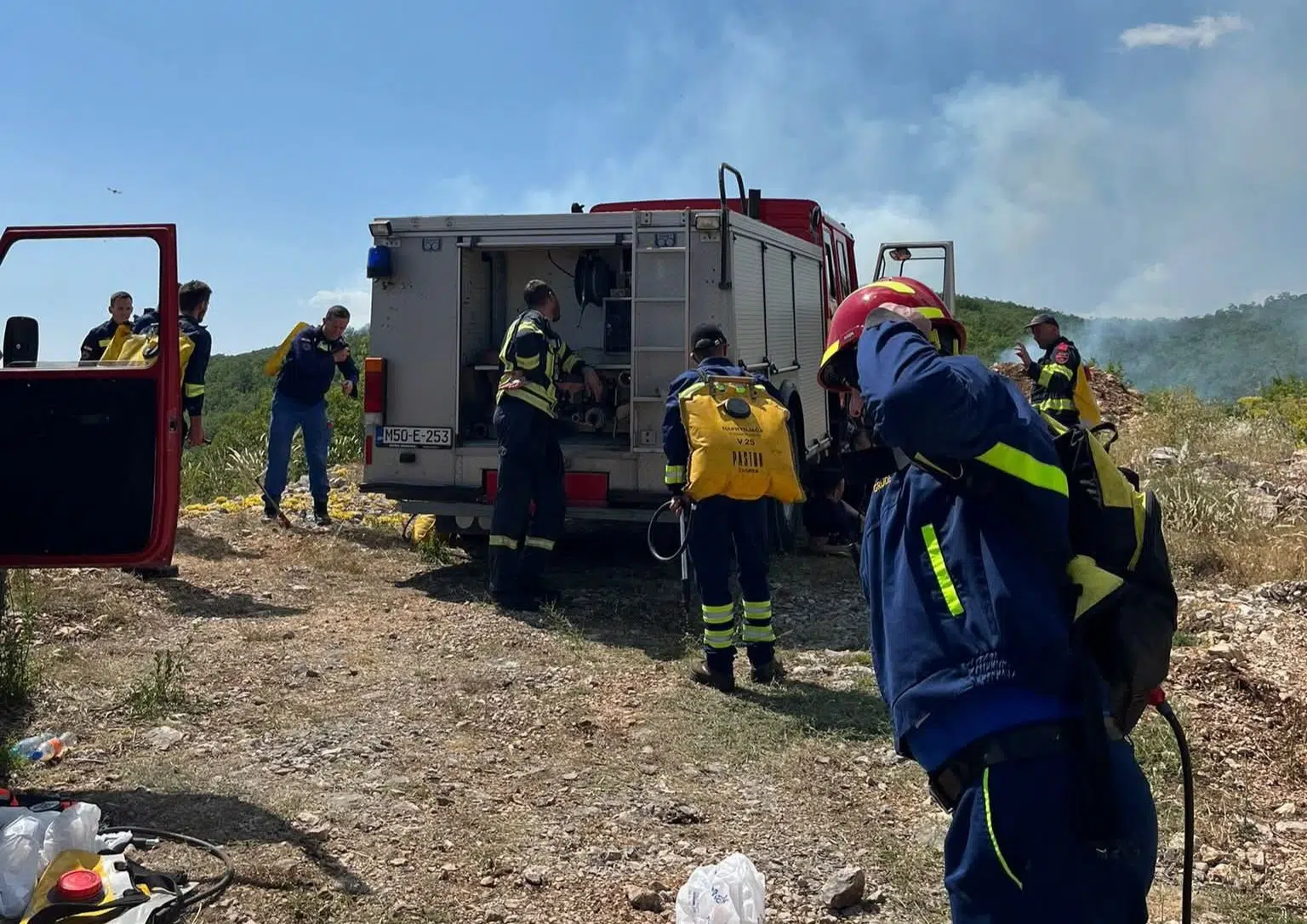 Glavne linije požara u Grudama ugašene, vatrogasci još na terenu