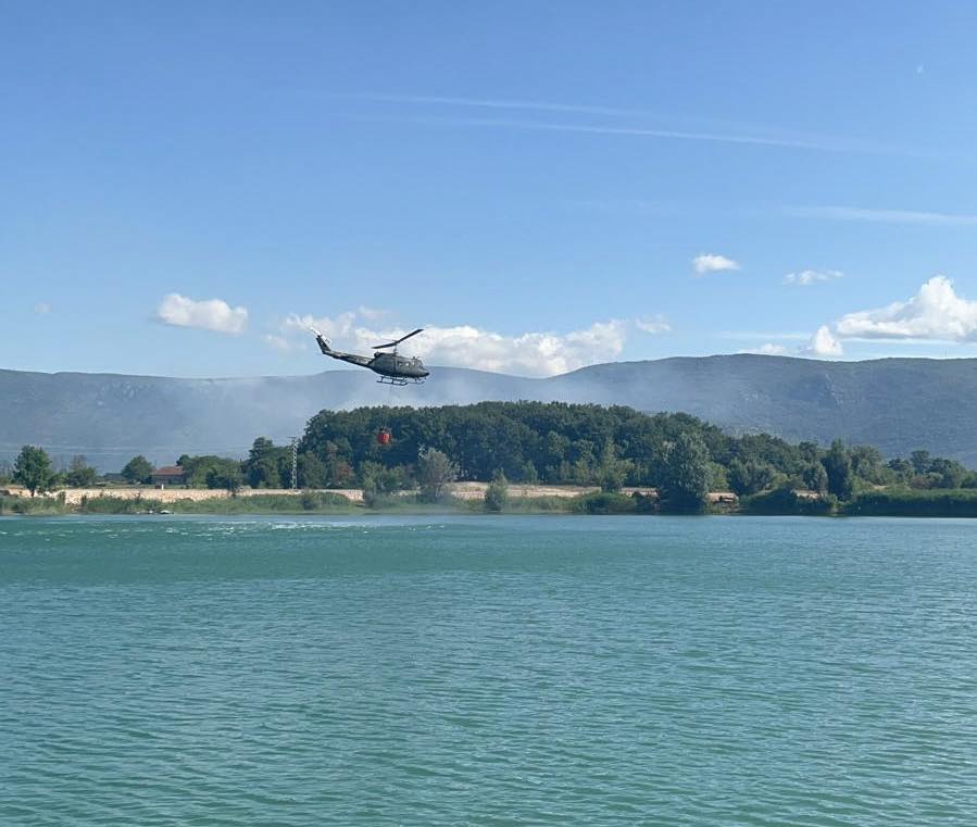 I dalje gori kod Gruda. U gašenju od jutros pomaže helikopter OS BiH