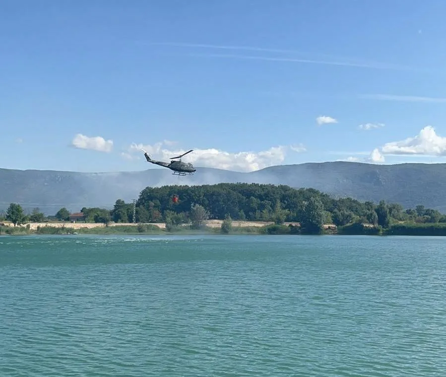 I dalje gori kod Gruda. U gašenju od jutros pomaže helikopter OS BiH