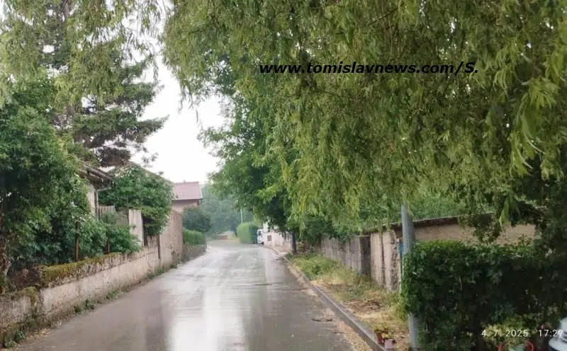 FOTO/VIDEO: Nakon dulje od dva mjeseca, danas popodne pada kiša u Tomislavgradu!