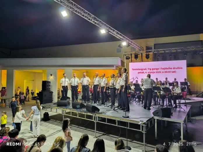 Veličanstveni koncert klape “Sveti Juraj” i HRM-a u Tomislavgradu (foto/video)