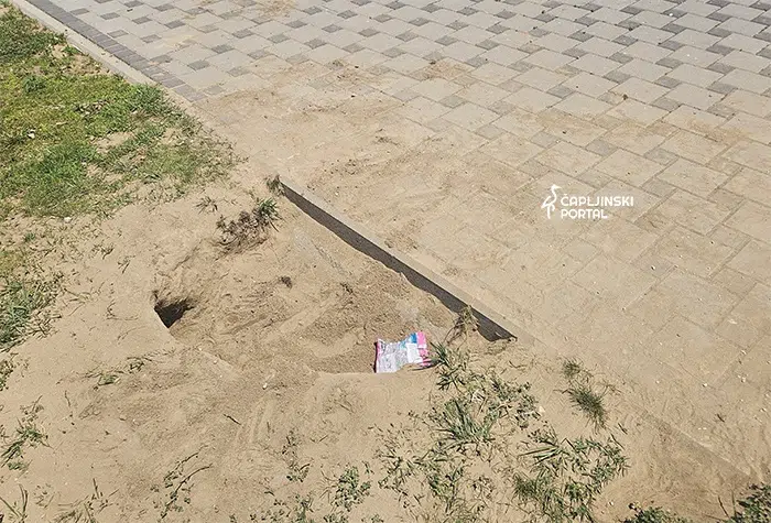 FOTO | Stanari ogorčeni: Djeca kopaju rupe po travnjacima, a roditelji to podržavaju