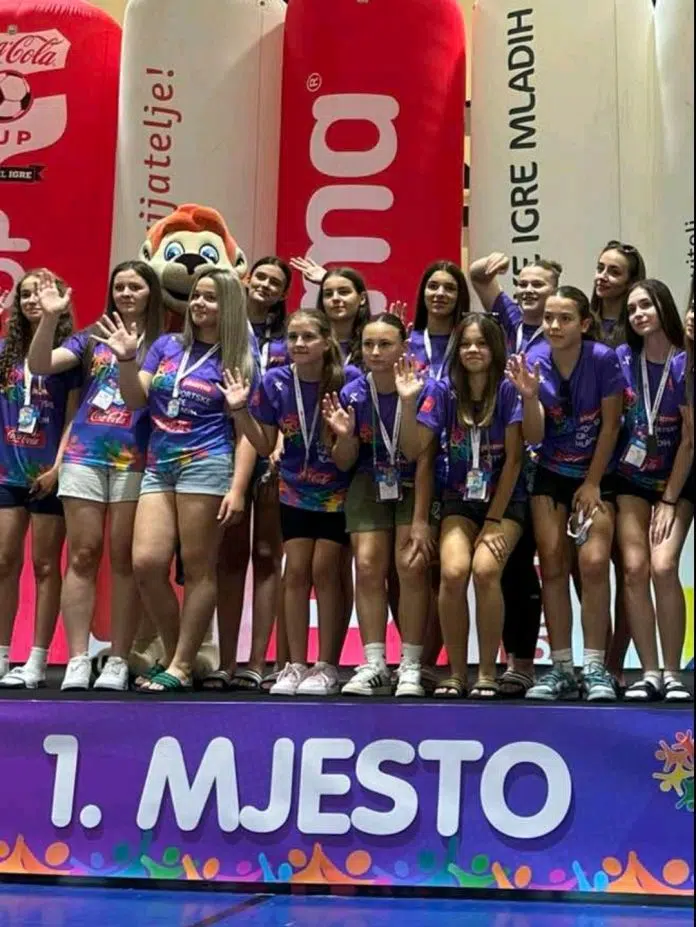Djevojčice RK Izviđač Agram pobjednice Sportskih igara mladih BiH, dječaci