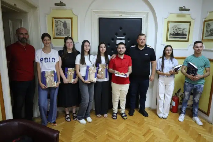 Grad Ljubuški nagradio najbolje učenike osnovnih i srednjih škola (FOTO/AUDIO)