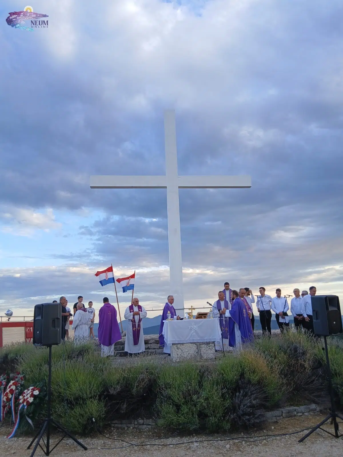 FOTO: Sv. misa i polaganje vijenaca kod križa na Gradini, odana počast Zdravku Jeliću