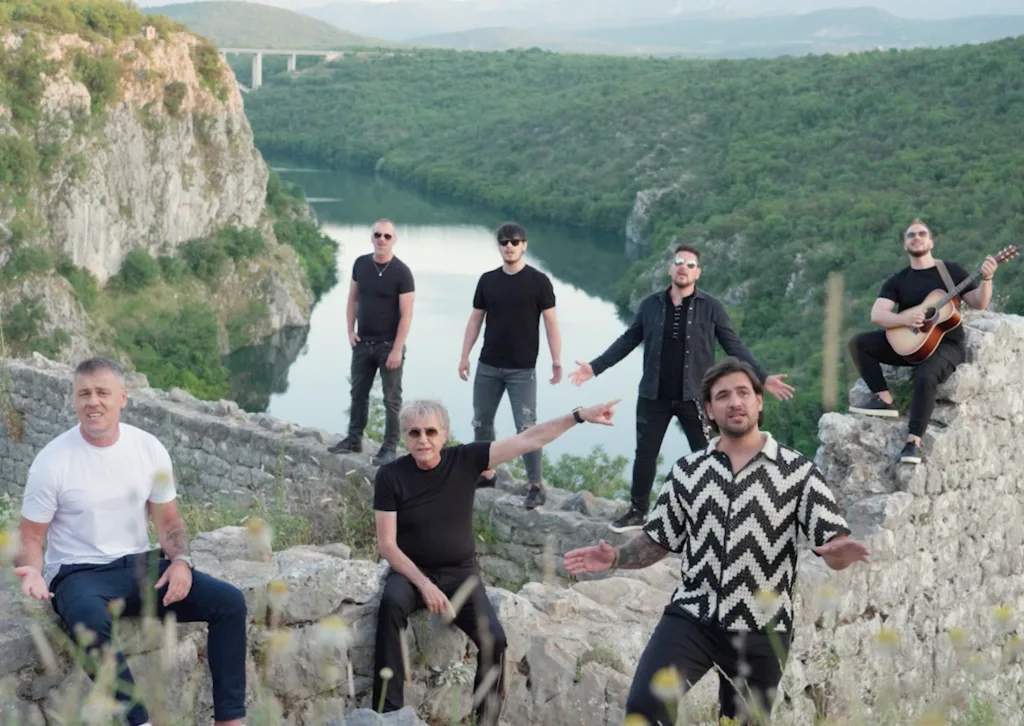 Nakon dueta s Thompsonom Hrvatske ruže snimile pjesmu s Josipom Ivančićem