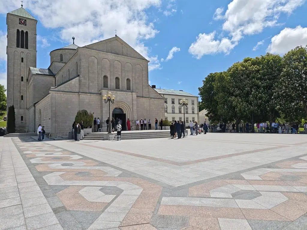 Reportaža iz Tomislavgrada: Mjesto gdje kamen pamti prvu hrvatsku krunu, a Crkva i narod su jedno