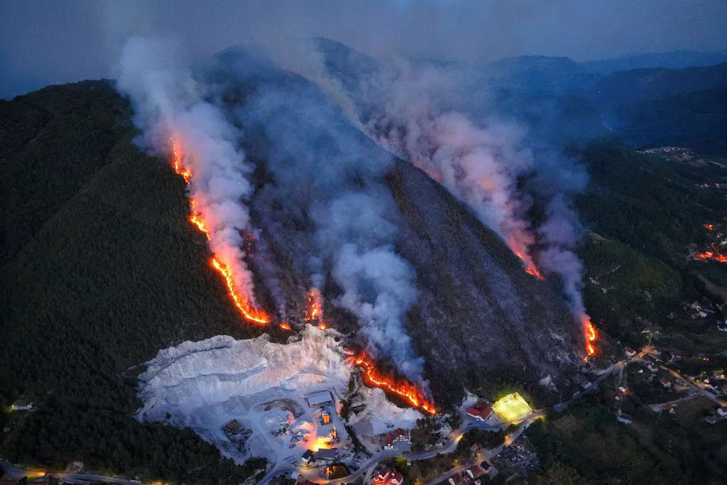 Veliki požar iznad Prozor – Rame: Gori stoljetna šuma, stiže kanader iz Hrvatske
