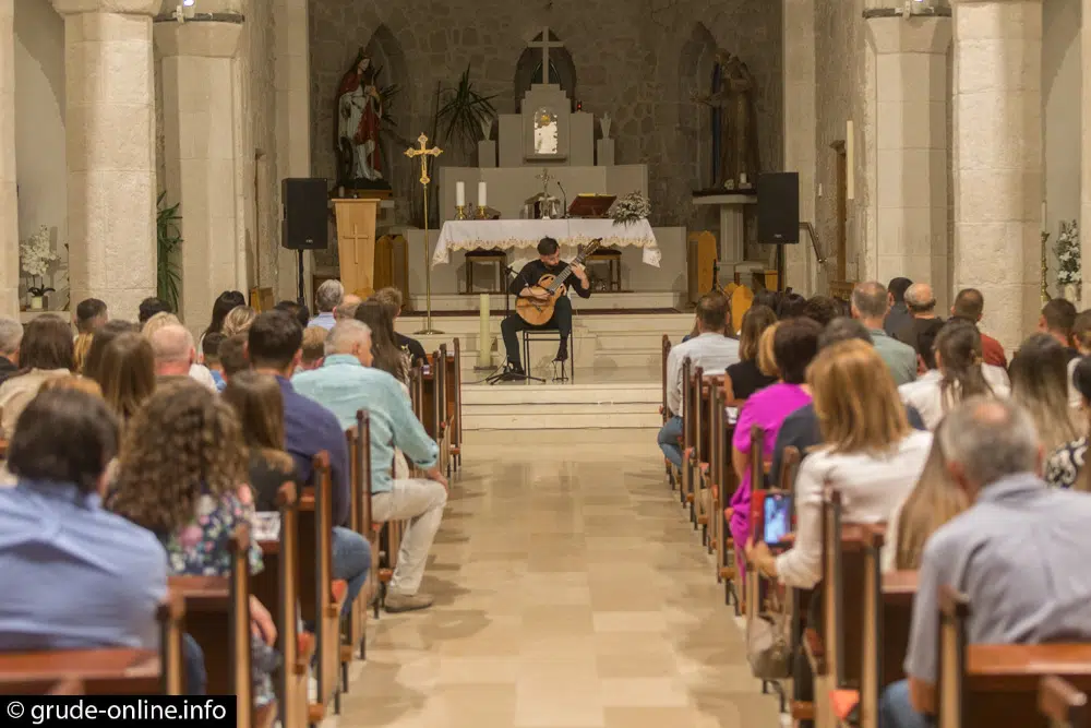 FOTO: Održan diplomski koncert Filipa Miloša uz svjetsku gitarističku zvijezdu