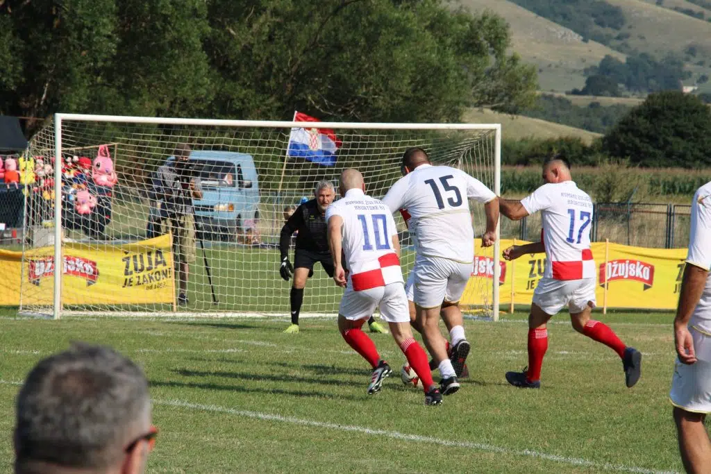 Na stadionu “Dila” odigrane nogometne utakmice, sve spremno za koncert Prljavog kazališta (foto)
