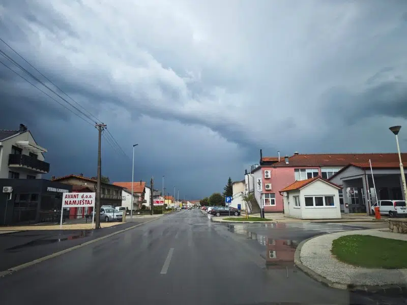 Kiša i pljuskovi širom BiH otežavaju promet, vozači pozvani na oprez i izbjegavanje područja na kojima su mogući odroni