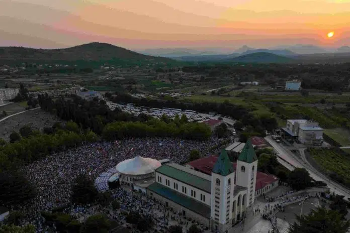 Mladifest u Međugorju privukao impresivan broj hodočasnika i svećenika
