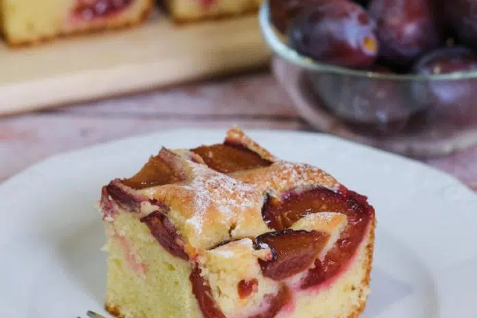 Recept za jednostavni kolač sa šljivama – sočan i jako