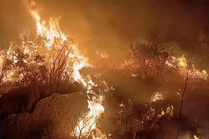 VIDEO | Teško stanje u Neumu: Gori oko Zelenikovca, pred mještanima i vatrogascima teška noć