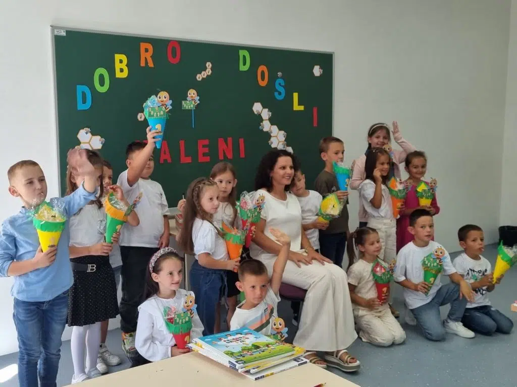 Veselo i svečano: Prvašići zakoračili u školu Ivana Mažuranića u Tomislavgradu, među njima i trojke Martinović