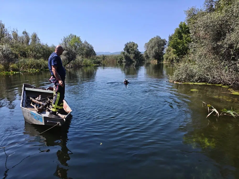 FOTO | Čisti se Hutovo blato – uklonjenje zamke, kolci i alati iz rijeke Krupe