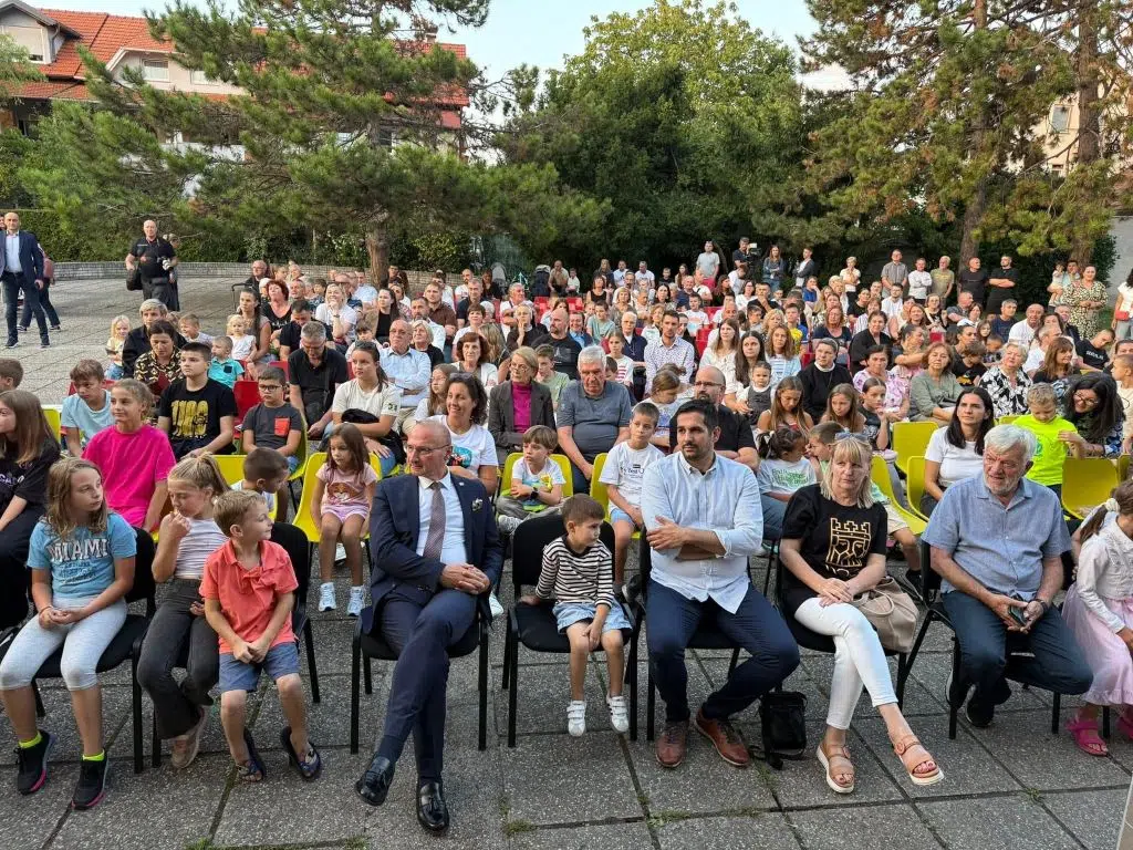 Još jedan uspješan nastup dramske skupine Centra izvrsnosti, znanja, umijeća i sposobnosti iz Tomislavgrada (foto/video)