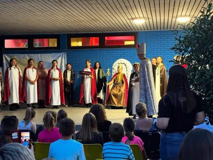 Predstava “Krunidba” izvedena u Zagrebu, mlade glumce podržao i ministar