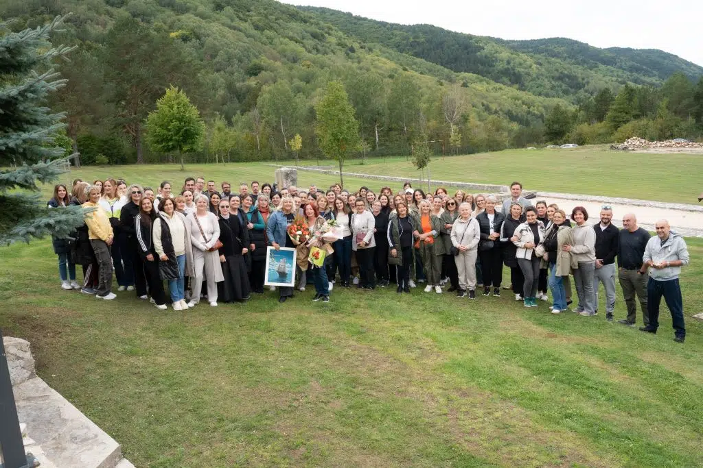 Svaki oproštaj otvara vrata novom pozdravu