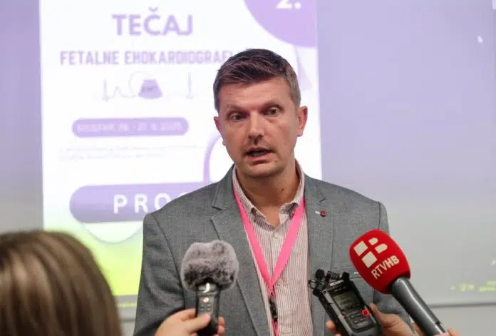 Vecina-djece-rodenih-sa-srcanim-manama-dolazi-iz-trudnoca-bez.jpg