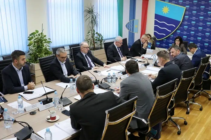 Vlada HNŽ izdvojila 1,7 milijuna KM za besplatne udžbenike, prijevoz učenika i sezonska cjepiva