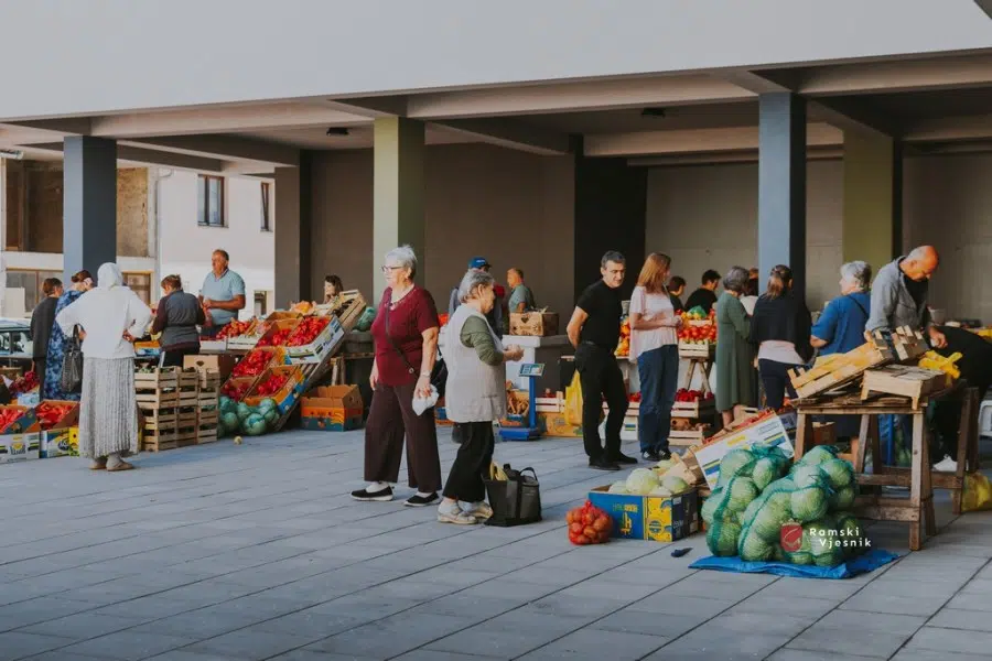 Zelena tržnica počela s radom na novoj lokaciji, zadovoljni i prodavači i kupci