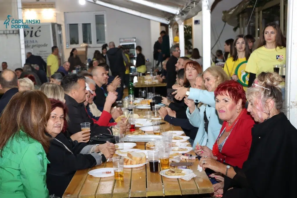 FOTO | Ribarska večer: Okupljeni uživali u delicijama i kulturnom programu