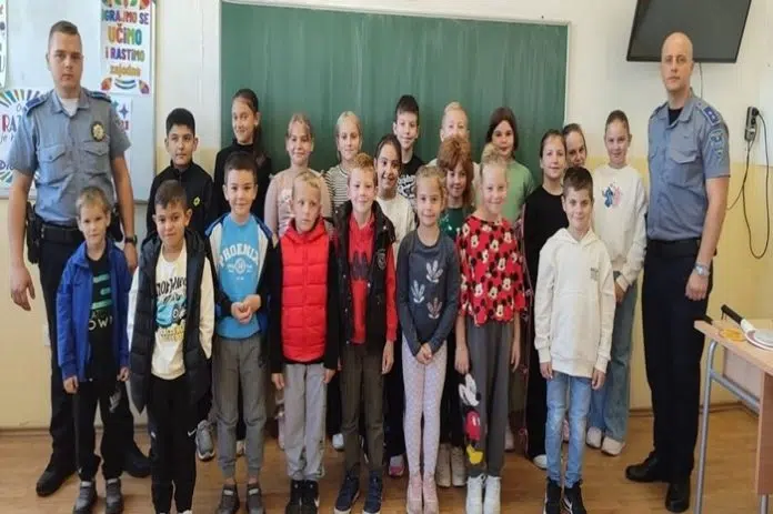 FOTO | Učenisi PŠ ”Domanovići” na jedan sat preuzeli uloge