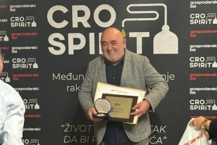 Rakitno ima najbolju rakiju: Lozovača Žarka Romića Džaje dobila zlatnu diplomu u Zagrebu