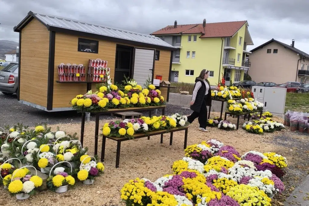 Tomislavgrad: Ponuda cvijeća i svijeća za Svi svete i Dušni dan (foto)