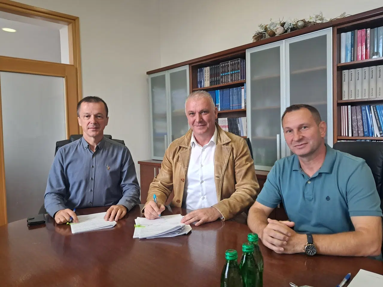 U zgradi Gradske uprave potpisan ugovor za asfaltiranje lokalne ceste u Strupniću