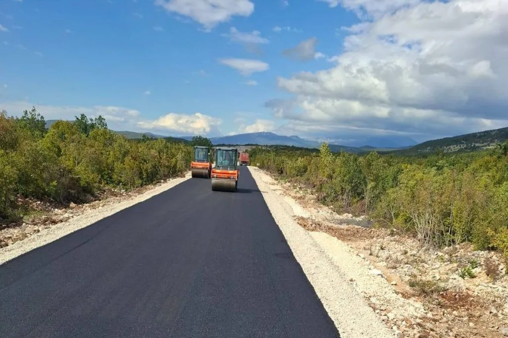 Započelo asfaltiranje prometnice Vir – Aržano; uskoro se očekuje raspisivanje natječaja za radove na području Tomislavgrada